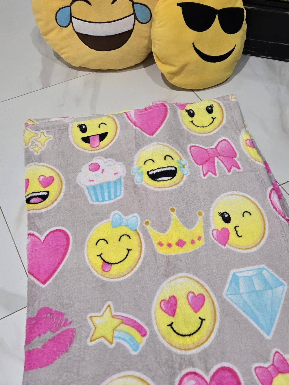 Kids Emoji Plush Throw Blanket – Pink & Yellow /Emoji Pillows